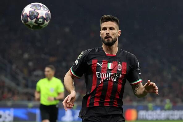 Giroud celebra la clasificación renovando con el Milan hasta 2024